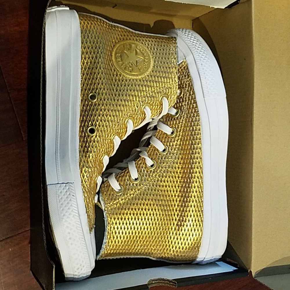 Gold converse all star chuck 2's women's size 6